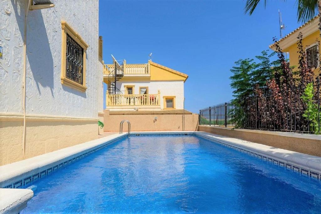 una piscina frente a una casa en Villa Rose, en Orihuela