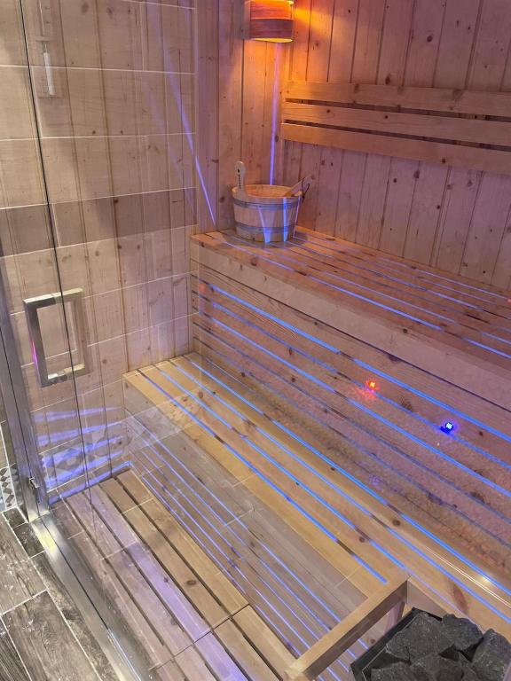 Es wird eine Sauna mit einer Holzbank gebaut. in der Unterkunft Terrazza Aragon Room and SPA in Neapel
