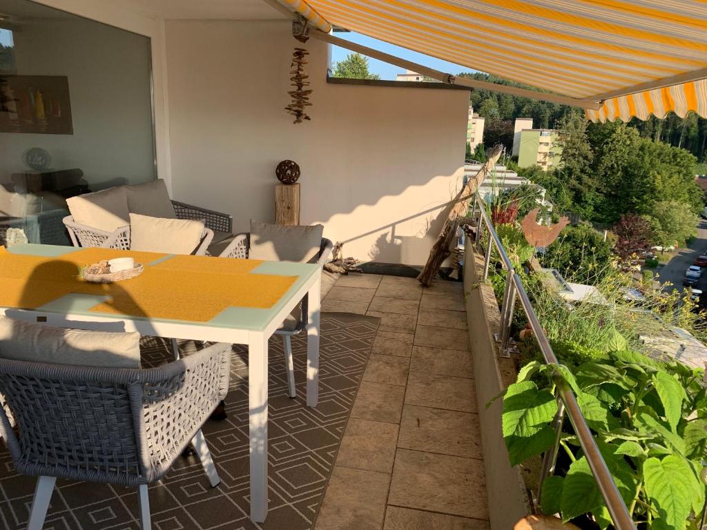 eine Terrasse mit einem Tisch und Stühlen auf dem Balkon in der Unterkunft Hochwertige Sonneninsel mit Aussicht in Tettnang