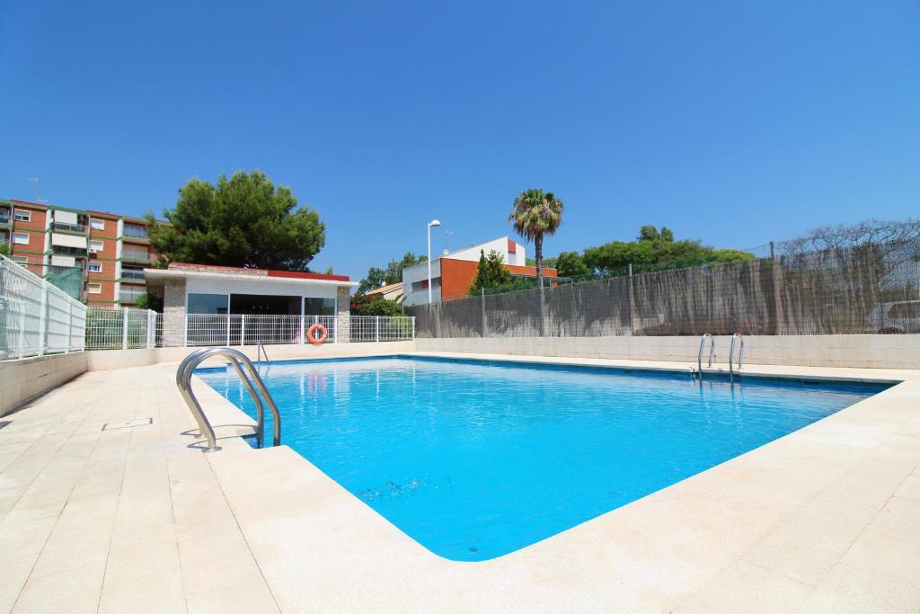 สระว่ายน้ำที่อยู่ใกล้ ๆ หรือใน Global Properties, Apartamento con terraza y piscina a un paso de la playa