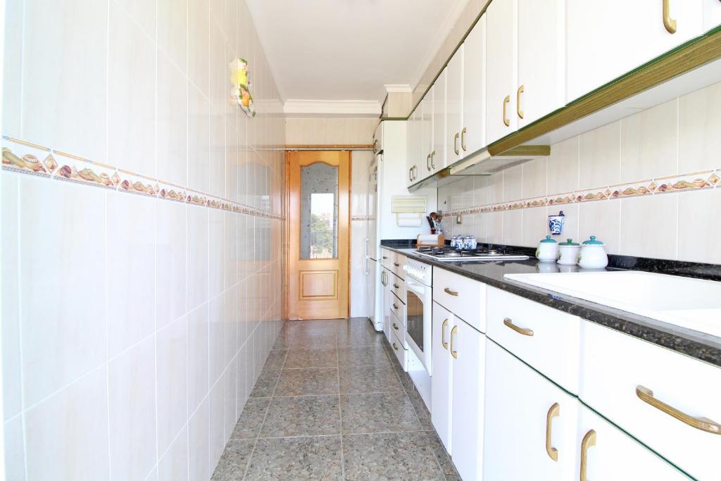 Kuchyň nebo kuchyňský kout v ubytování Global Properties, Apartamento con terraza y piscina a un paso de la playa
