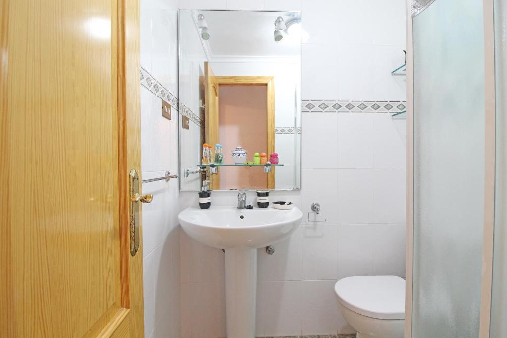 Koupelna v ubytování Global Properties, Apartamento con terraza y piscina a un paso de la playa