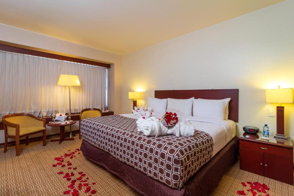 Postel nebo postele na pokoji v ubytování Tequendama Suites Bogota