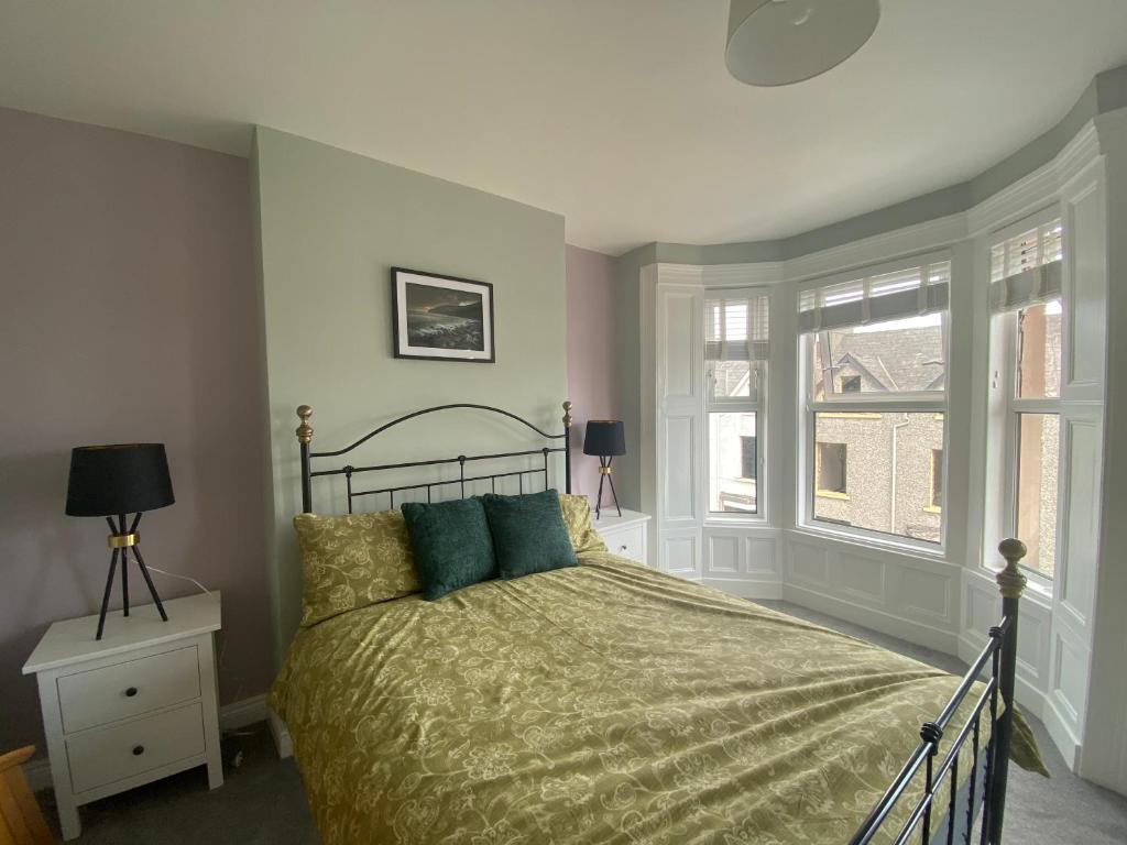 Postel nebo postele na pokoji v ubytování 4 Bedroom Portrush Town Centre Holiday Rental