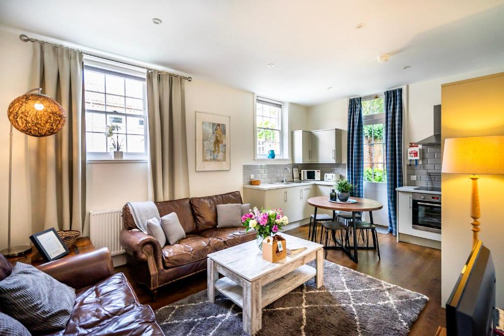 Middlethorpe Manor - No 5 Lazy Days and Explore في يورك: غرفة معيشة مع أريكة وطاولة