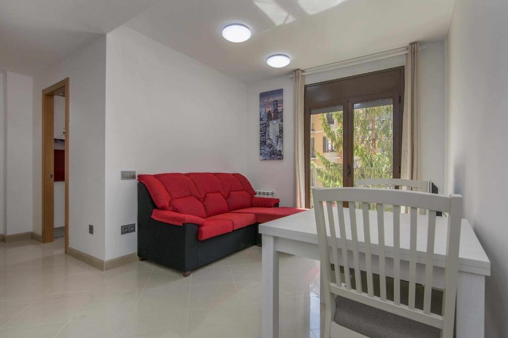 a living room with a couch with a red blanket at Apartamento ideal en Manresa in Manresa