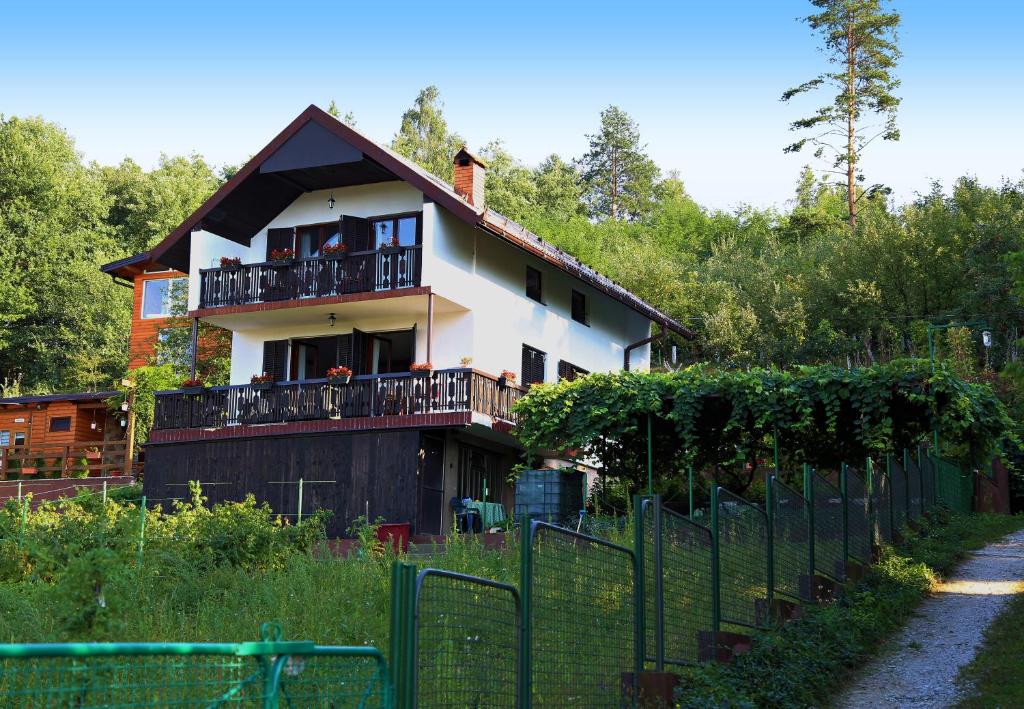 ein Haus mit einem Zaun davor in der Unterkunft Merak Holiday Home in Visoko