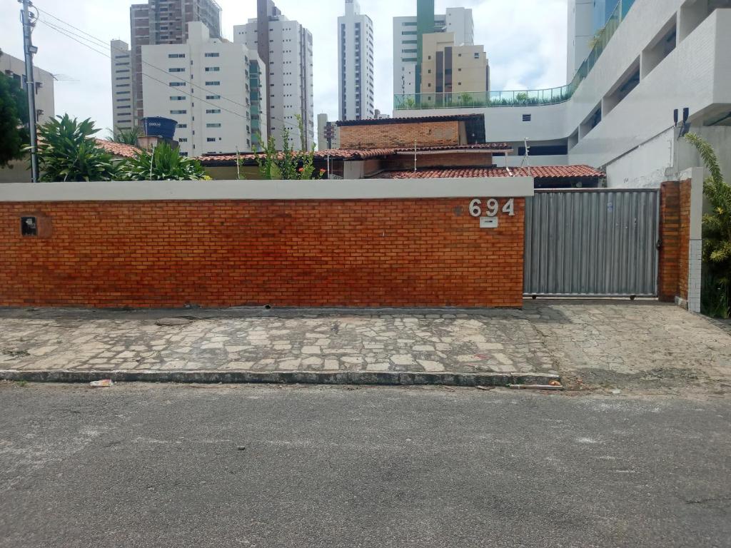 una pared de ladrillo con una puerta en una ciudad en Casa do Fábio en João Pessoa