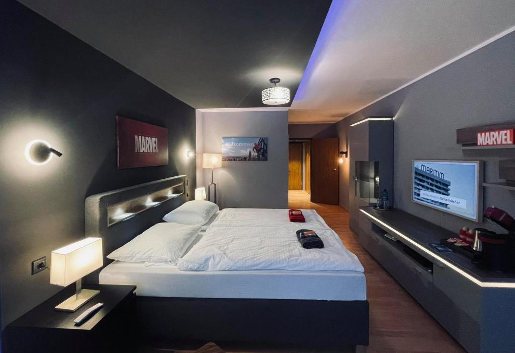 1 dormitorio con 1 cama grande y TV de pantalla plana en Themenpartment art of New York en Gelsenkirchen
