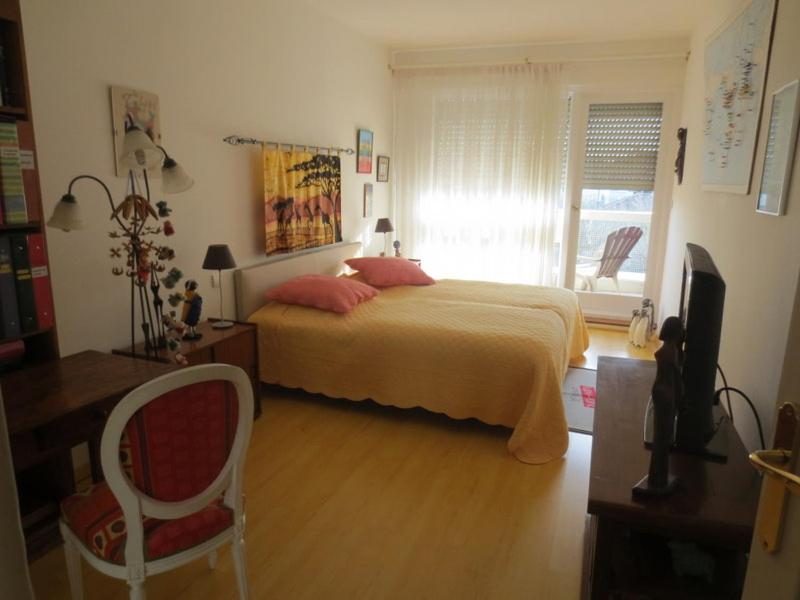 een slaapkamer met een bed en een tv. bij chez MARINO antony real in Orange