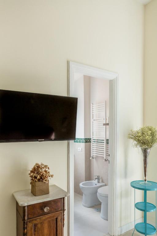 łazienka z toaletą, umywalką i lustrem w obiekcie RomAntica Family Apartment near San Giovanni w Rzymie