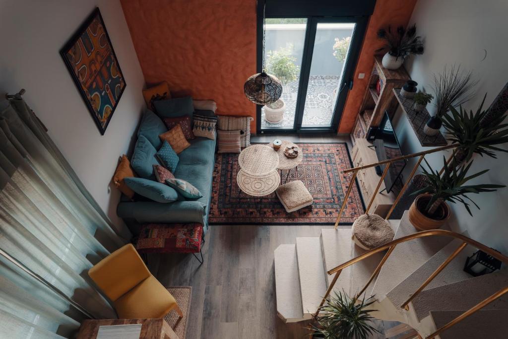 an overhead view of a living room with a couch at Studio Apartman Bohem in Zagreb