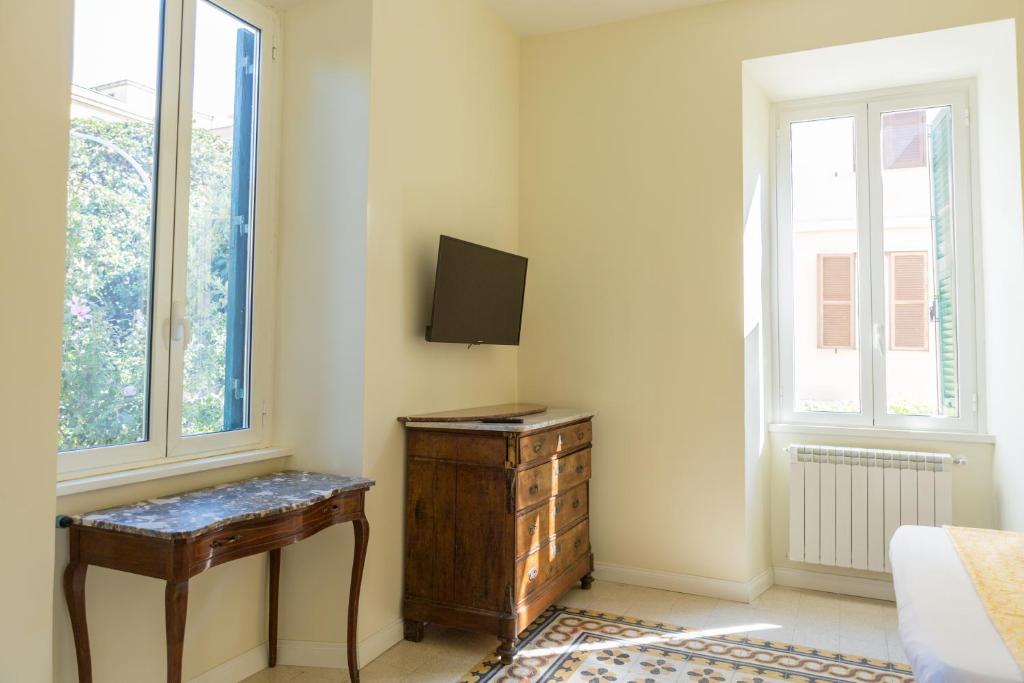 Telewizja i/lub zestaw kina domowego w obiekcie RomAntica Family Apartment near San Giovanni