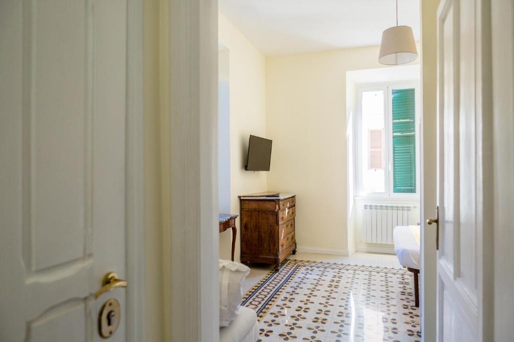 łazienka z toaletą, komodą i oknem w obiekcie RomAntica Family Apartment near San Giovanni w Rzymie
