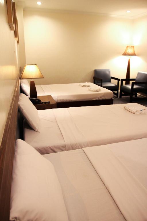 Postel nebo postele na pokoji v ubytování De Luxe Hotel