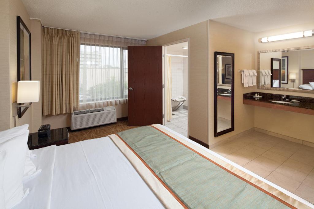 Kahler Inn and Suites - King Room With Roll-In Shower - Disability Access