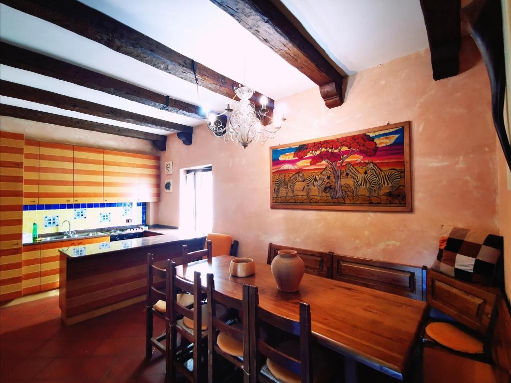 jadalnia z drewnianym stołem i krzesłami w obiekcie Chalet Mon Amour w mieście Campo di Giove