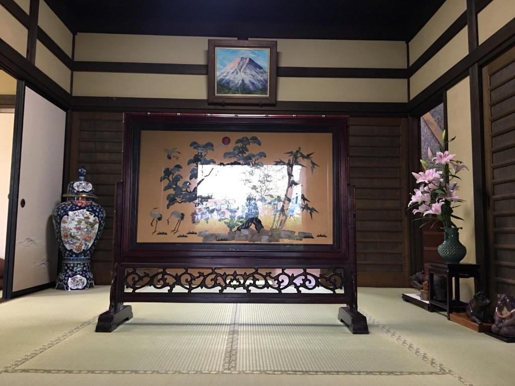 Zimmer mit gerahmtem Bild an der Wand in der Unterkunft Fukurou no Oyado - Vacation STAY 71243v in Fuefuki