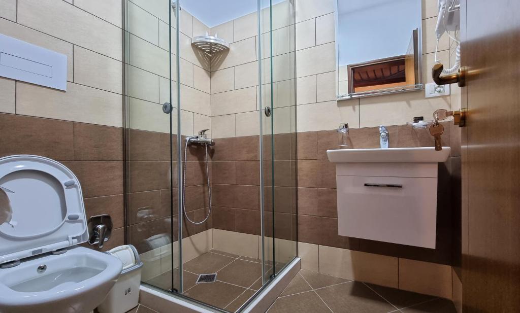 Koupelna v ubytování Master Hotel