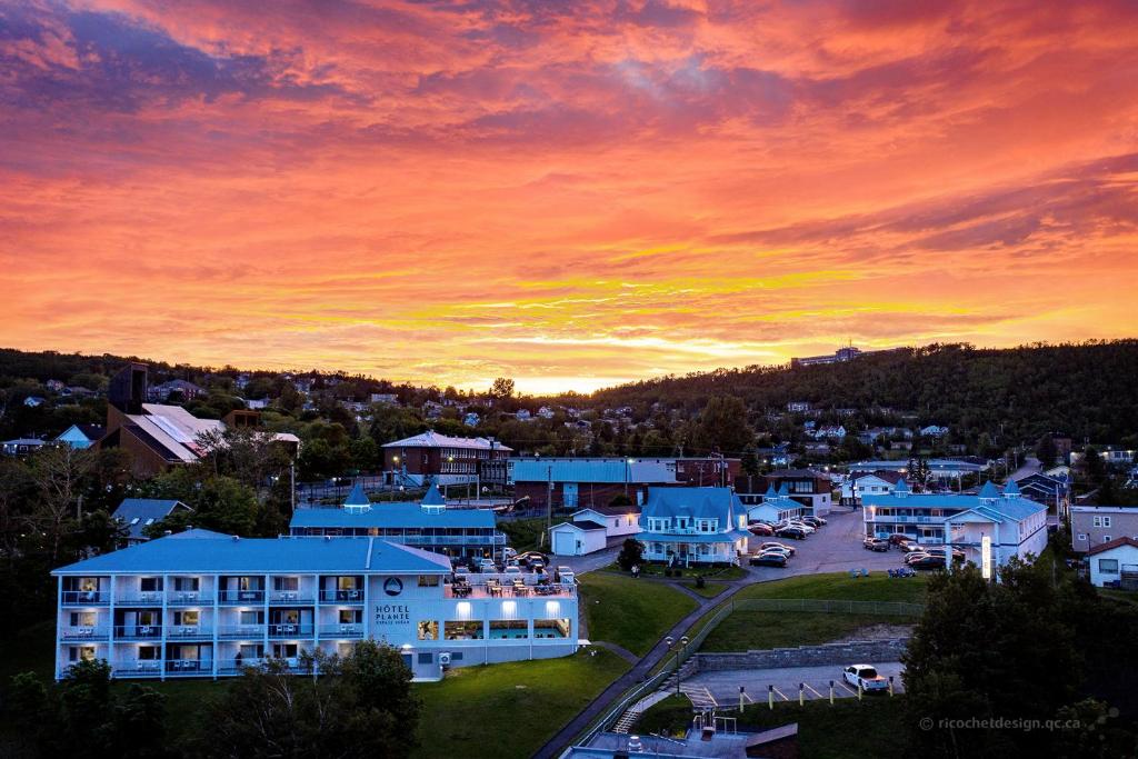 una vista aérea de una ciudad al atardecer en Hotel Plante en Gaspé