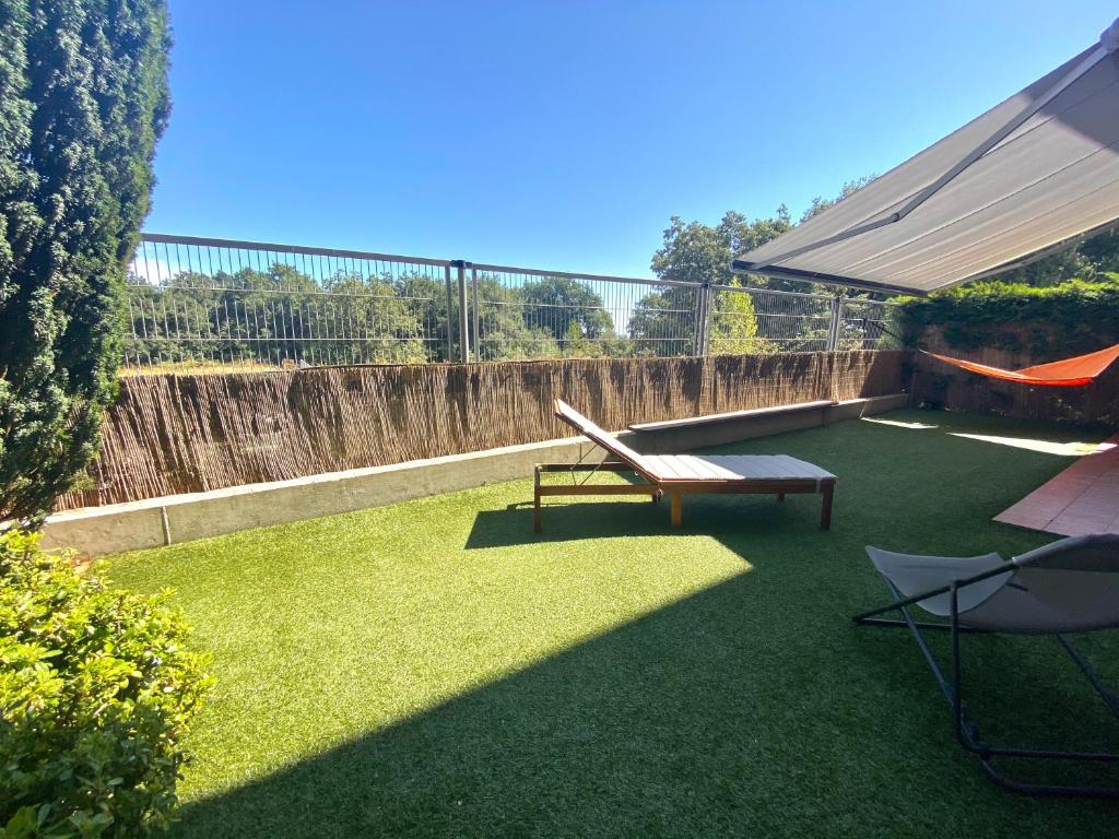un jardin avec un banc et une clôture dans l'établissement Apartamento El Robledal, à Cirueña