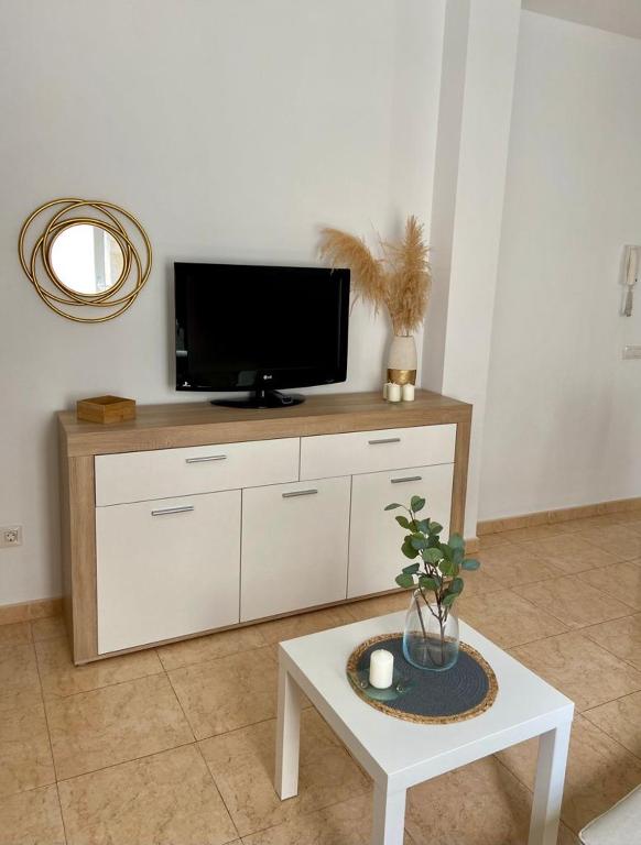 Televízia a/alebo spoločenská miestnosť v ubytovaní Namar apartamento