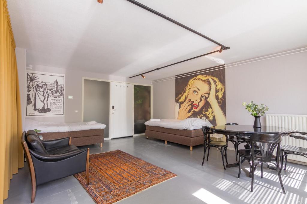 Un lugar para sentarse en Pink Flamingo Boutique Hostel