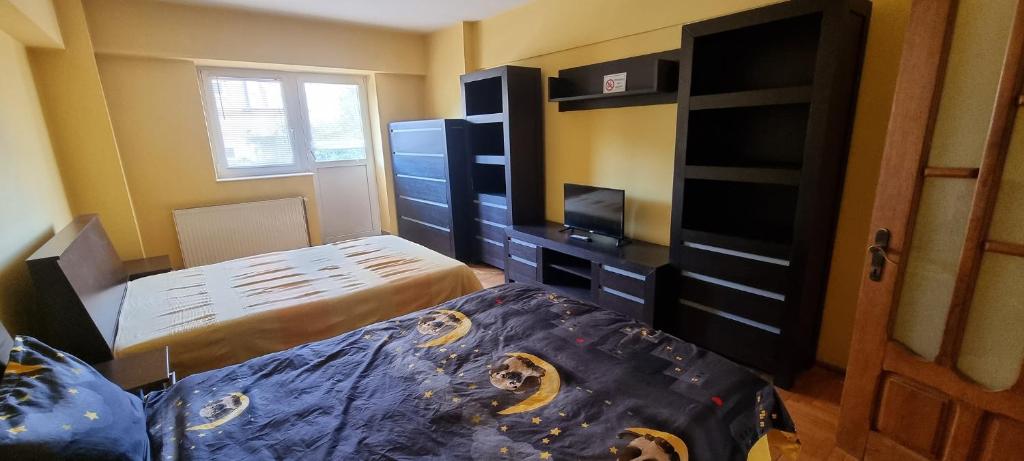 una camera da letto con due letti e un comò di Apartament Zippi Republicii RHBM a Baia Mare