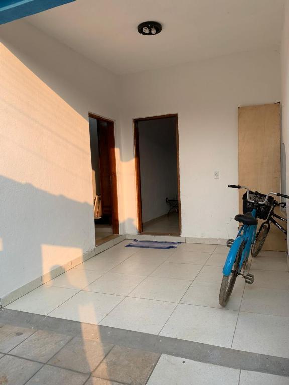 a blue bike parked in a room with a wall at arco iris in Camburi