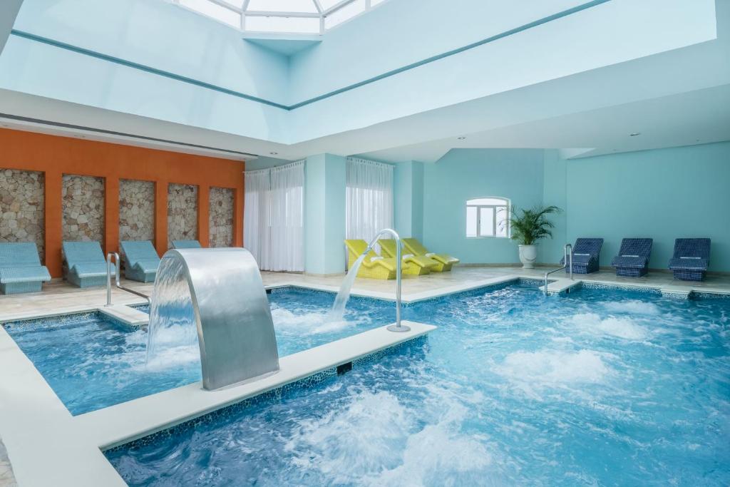 Bazén v ubytování Iberostar Waves Rose Hall Beach nebo v jeho okolí