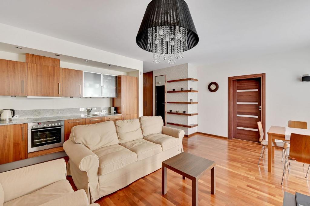 索波特的住宿－Grand Apartments - Willa Morska Premium，客厅配有沙发和桌子