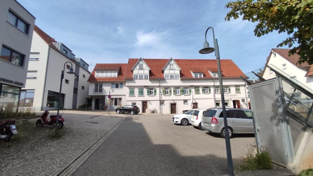 une rue avec des voitures garées devant un bâtiment dans l'établissement Aldingen 2 Zimmer Wohnung, à Aldingen