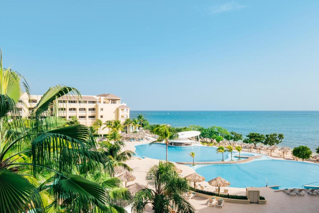 Bazén v ubytování Iberostar Waves Rose Hall Beach nebo v jeho okolí