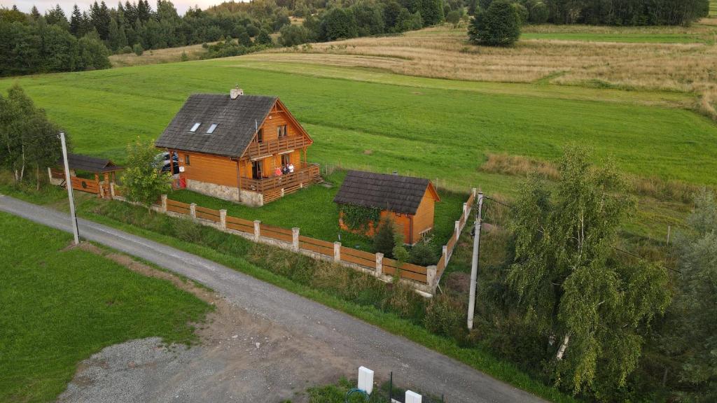 una vista aérea de una casa en un campo en Dom Kormaniak, en Korbielów