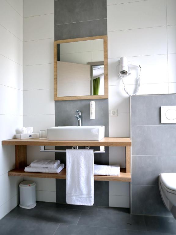 Koupelna v ubytování R & J Hotel