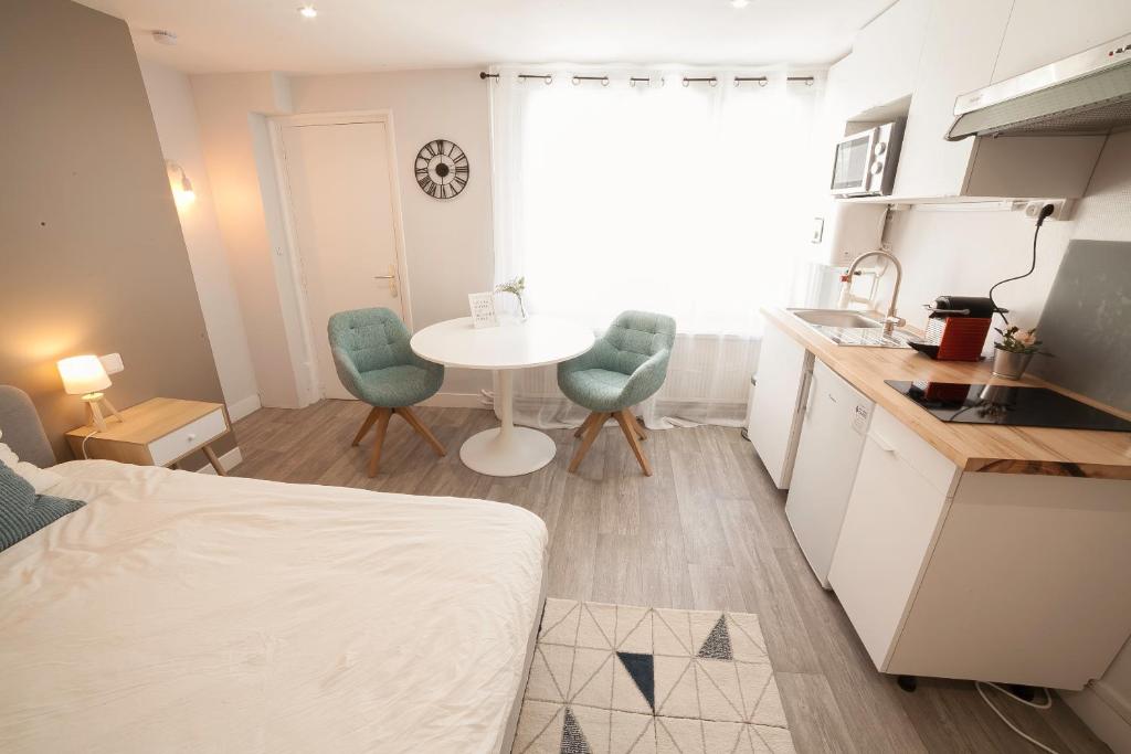 PRESTIGELOC Luxury 3 Studios au choix - 2 avec SAUNA PRIVÉ GRATUIT et 1 Sans - Centre ville d'Orléans - Familiestudio