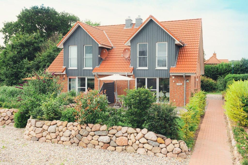 ホーヴァハトにあるFerienhaus-Ostseehusの石壁の家