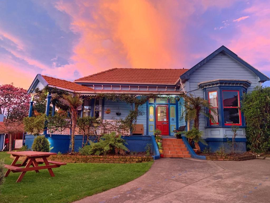 Ein Haus mit Regenbogen am Himmel in der Unterkunft The Villa in Picton