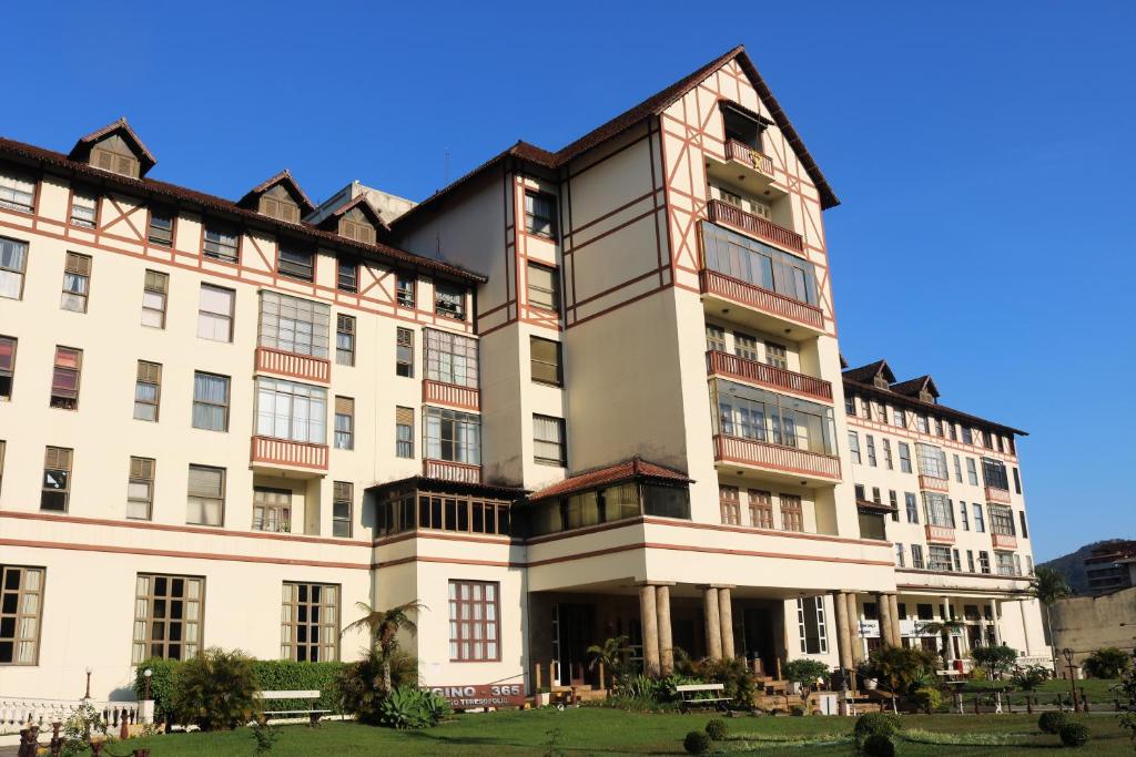 uma vista exterior de um edifício em Teresópolis Apartamento no Alto em Teresópolis