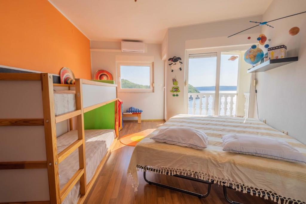 Posteľ alebo postele v izbe v ubytovaní Apartment in Jadranovo 41863