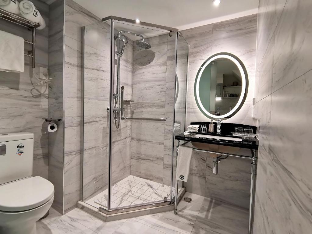 The Salisbury - Resim 39