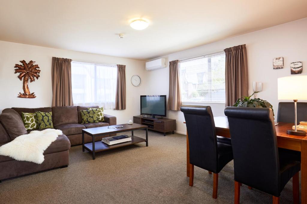 TV a/nebo společenská místnost v ubytování Blenheim Palms Motel