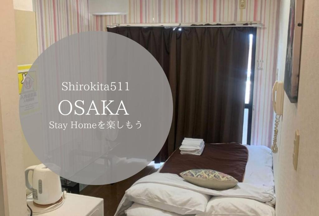 Pokój z łóżkiem z miską w obiekcie Exsaison Shirokita 511 w Osace