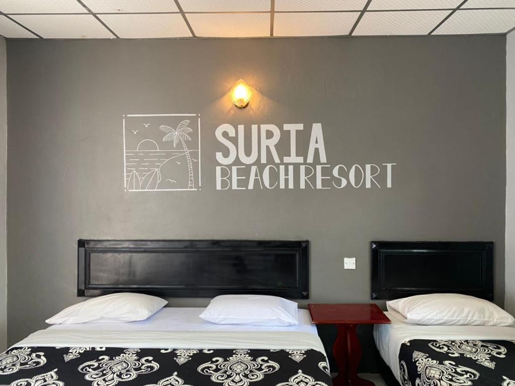 Postel nebo postele na pokoji v ubytování SURIA BEACH RESORT Pangkor