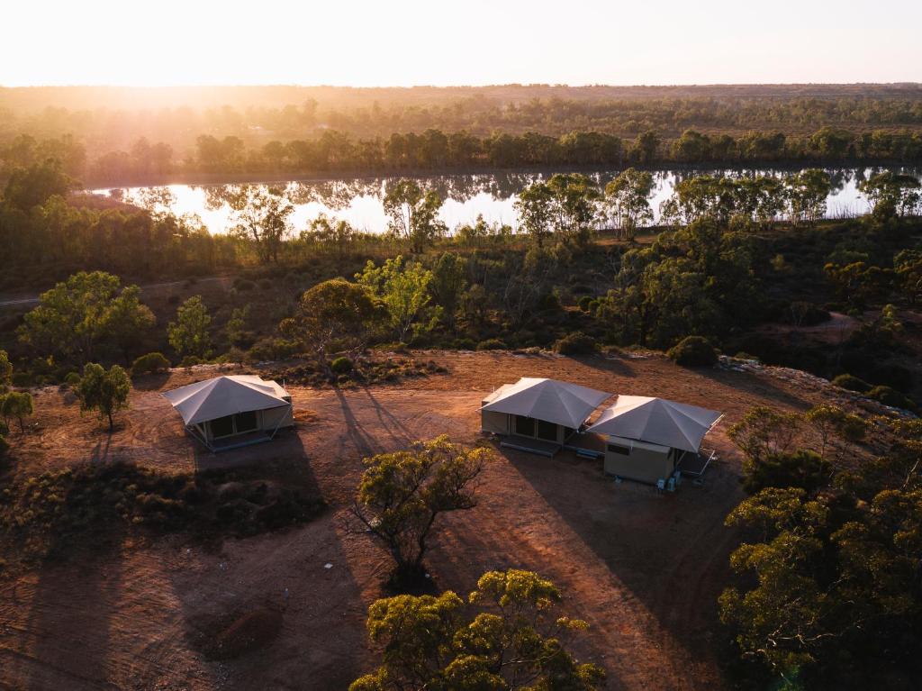 widok z powietrza na trzy namioty na polu obok rzeki w obiekcie Eco-suites with scenic views & walking trails w mieście Morgan