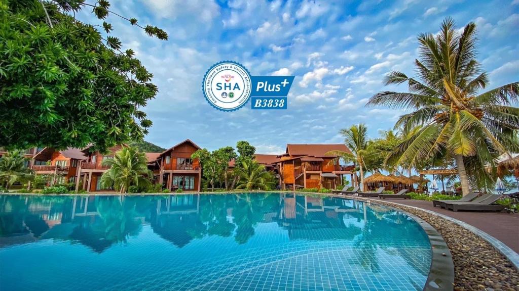 Koh Ma Beach Resort - SHA Extra Plus في ماي هاد: اطلالة على المسبح في المنتجع