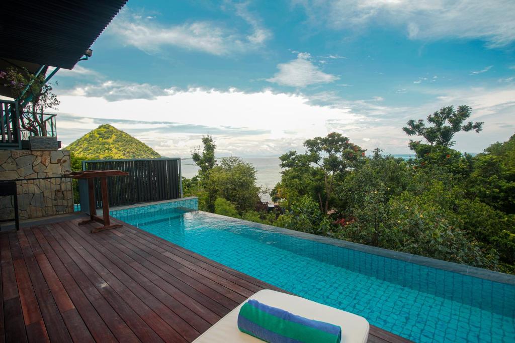 uma piscina sentada num deque de madeira em Plataran Komodo Resort & Spa - CHSE Certified em Labuan Bajo