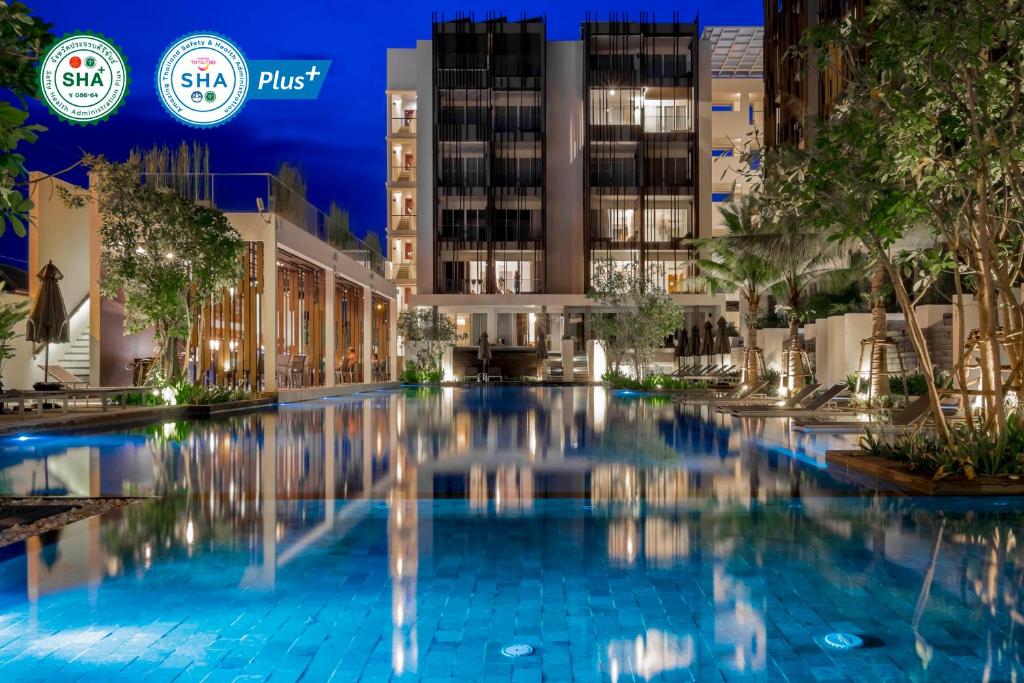 una piscina en medio de una ciudad por la noche en G Hua Hin Resort & Mall en Hua Hin