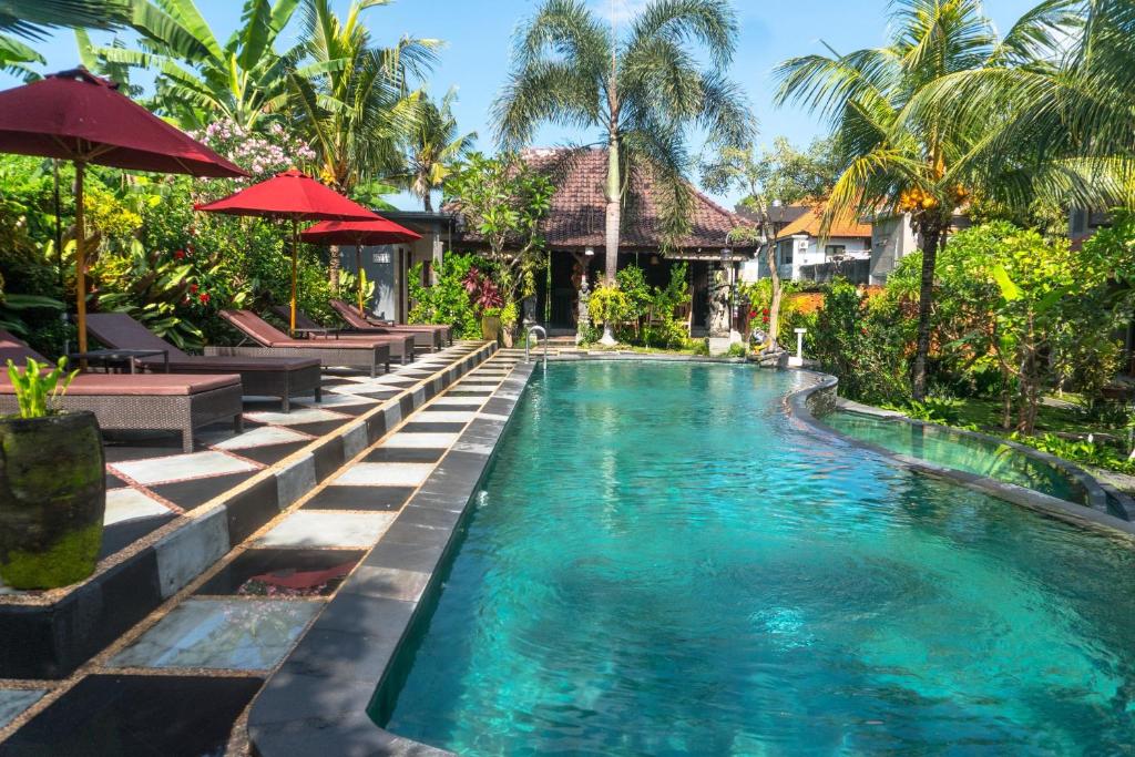 basen w ośrodku z krzesłami i palmami w obiekcie Bucu Guest House w mieście Ubud