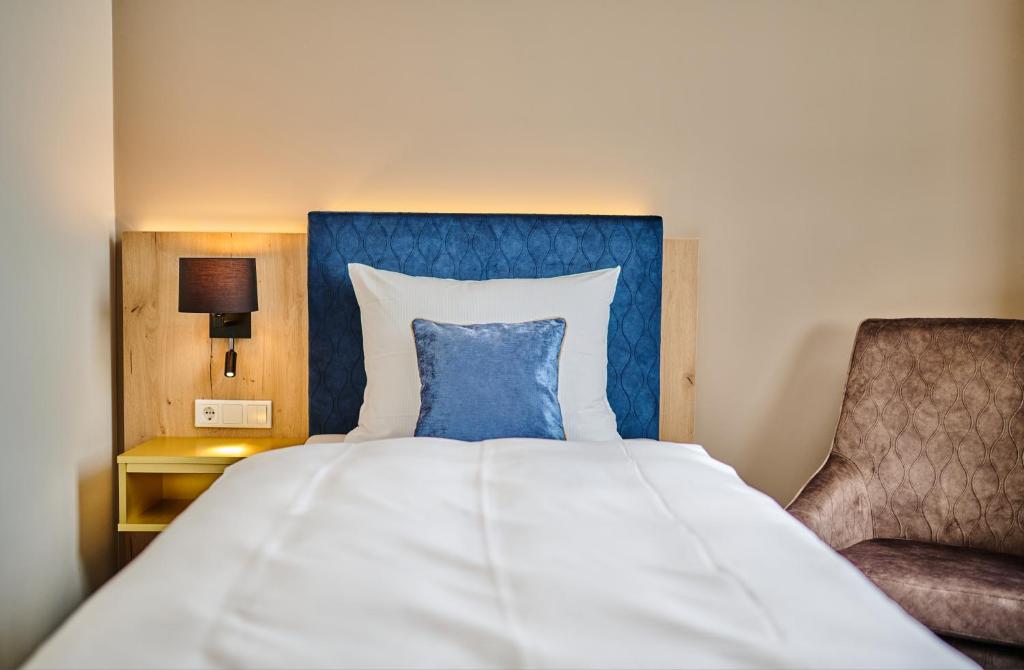 Postel nebo postele na pokoji v ubytování Hotel Zur Post Altötting